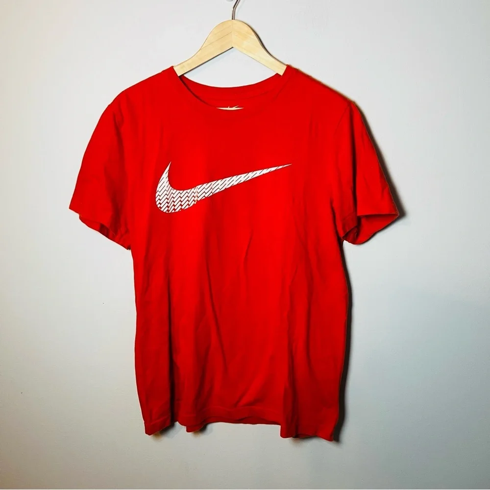 Nike Tee Men’s M Orange Short Sleeve Swoosh T-Shirt Athletic Casual Everyday